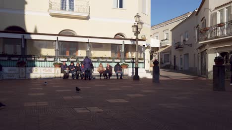 Menschen-Genießen-Die-Innenstadt-Von-Anacapri-Island-An-Einem-Sonnigen-Wintertag---Italien