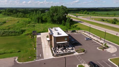 An-Einem-Typischen-Tag-In-Amerika-Kreist-Eine-Drohne-über-Dem-Starbucks-Drive-Thru