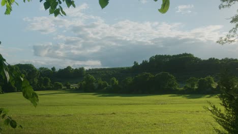 Vista-A-Través-De-Un-Campo-Abierto-De-árboles-Y-El-Campo-Del-Valle-De-Hudson-En-El-Norte-Del-Estado-De-Nueva-York