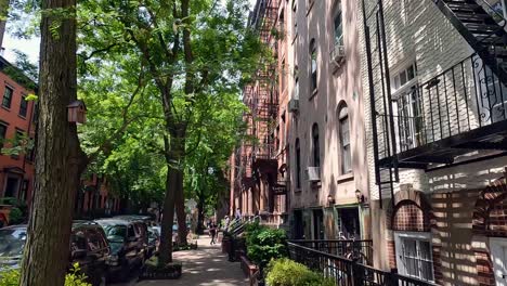 Caminando-Por-Una-Calle-En-Mayo-En-El-Centro-De-La-Ciudad-De-Nueva-York