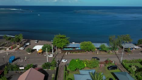 Teahupoo-Tahití-Polinesia-Francesa-Antena-Vista-De-Drone-Carretera-Furgoneta-Coche-Arriba-Isla-Paralela-A-La-Costa-A-Papeete-Mañana-Soleado-Sol-Bahía-Canal-Arrecife-De-Coral-Montañas-Tráfico-Viaje-Conducir-Hacia-Adelante