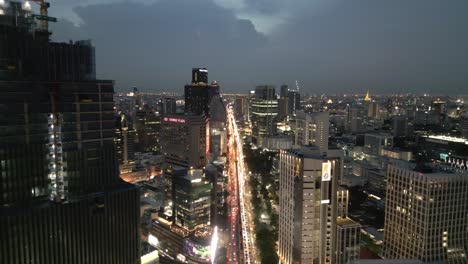 Paisaje-Urbano-Nocturno-De-Bangkok,-Moderno-Distrito-De-Negocios-De-Tailandia,-Relámpagos-En-El-Horizonte