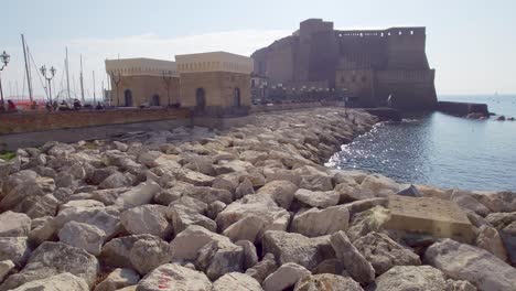 Vista-Panorámica-Del-Castell-Dell&#39;ovo,-Una-Fortaleza-Medieval-En-La-Bahía-De-Nápoles,-Italia