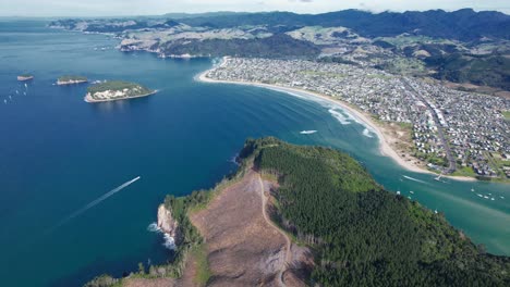 Mirador-Panorámico-De-Peninsula-Road-Y-Ciudad-De-Surf-De-Whangamata-En-La-Península-De-Coromandel,-Isla-Norte-De-Nueva-Zelanda