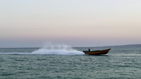 Motorboot-Fliegen-Mit-Hoher-Geschwindigkeit,-Fähre,-Kreuzer,-Spritzwasser-Am-Strand-Am-Meer,-Reiseabenteuerziel-Im-Iran,-Naturlandschaft-Von-Katar,-Kultur,-Natur,-Gastfreundschaft,-VAE,-Touristenattraktion,-Insel