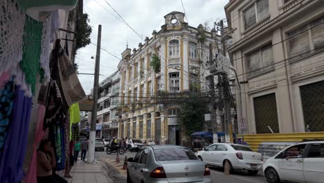 Belém,-Pará,-Brazil:-Scene-of-a-street-in-Belém-featuring-shops-and-buildings-with-colonial-architecture