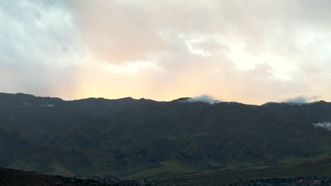 Sonnenuntergang-In-Den-Bergen-Von-Tafí-Del-Valle-Von-Einer-Drohne-Aus-Gesehen