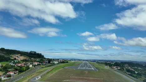 Exklusive-Piloten-POV-Bei-Einer-Echtzeit-Landung-Auf-Der-Sehr-Kurzen-Landebahn-Des-Flughafens-Coruña,-Spanien,-Aufgenommen-Aus-Einem-Jet-Cockpit