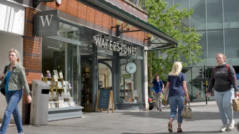 Exterior-De-Una-Tienda-Waterstones-Bien-Vestida-En-Un-Edificio-Histórico,-Destacando-La-Presencia-Minorista,-Exeter-Devon,-Reino-Unido,-Junio-De-2024