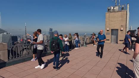 Personas-De-Diversos-Grupos-étnicos-Observan-El-Horizonte-De-La-Ciudad-De-Nueva-York-Desde-Lo-Alto-Del-Rockefeller-Center.