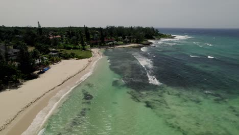 Toma-Aérea-Lenta-De-Playa-Tropical-De-Cielo-Azul-Agua-Turquesa-En-St.