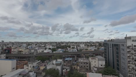 Toma-Aérea-De-Drones-FPV-Del-Ferrocarril-Del-Metro-De-Chennai