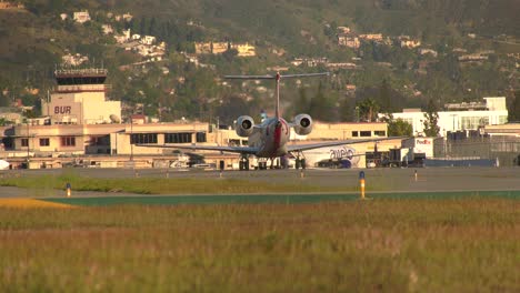 Flugzeug-Startet-Am-Flughafen-Burbank