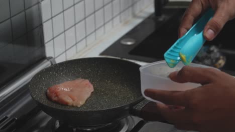 Ein-Mann-Legt-Hähnchenfilet-In-Eine-Heiße-Pfanne-Zum-Braten