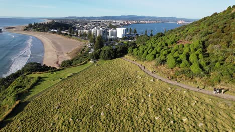 Turistas-Sobre-Rutas-De-Senderismo-En-El-Monte-Maunganui-Cerca-De-Tauranga,-Bahía-De-La-Abundancia-En-La-Isla-Norte,-Nueva-Zelanda