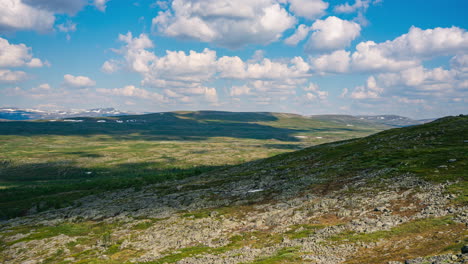 Lapso-De-Tiempo-De-Nube-Moviéndose-Sobre-La-Naturaleza-Boreal-Del-Desierto-De-Kasivarsi-En-Laponia