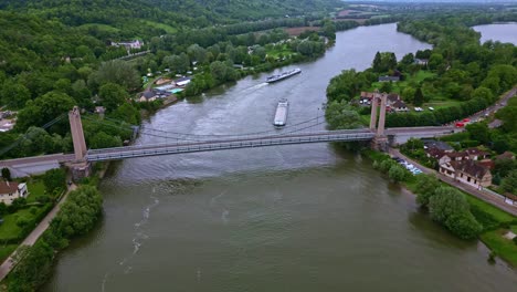 Lastkahn-Und-Hängebrücke-Am-Fluss-Seine,-Les-Andelys,-Frankreich