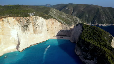 Atemberaubende-Luftaufnahmen-Vom-Navagio-Strand,-Die-Die-Ruhige-Schönheit-Des-Shipwreck-Beach-Und-Seiner-Hoch-Aufragenden-Klippen-Auf-Zakynthos-Einfangen