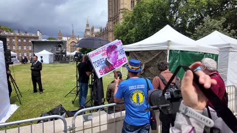 Protestors-with-placards-during-a-general-election-in-Abingdon-Gardens,-UK