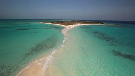 Cayo-de-agua-with-its-stunning-sandbars-and-turquoise-waters-on-a-sunny-day,-aerial-view