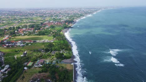 Küste-Von-Canggu-Mit-Villen-Neben-Dem-Schwarzen-Strand-Und-Dem-Meer