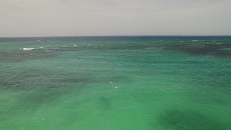 Erstaunliche-Tropische-Drohnenaufnahme-Aus-Niedrigem-Winkel-Mit-Blauem-Himmel-Und-Türkisfarbenem-Wasser-In-St.