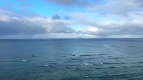 Menschen,-Die-Unter-Einem-Regenbogen-Am-Strand-Von-Waikiki-Surfen