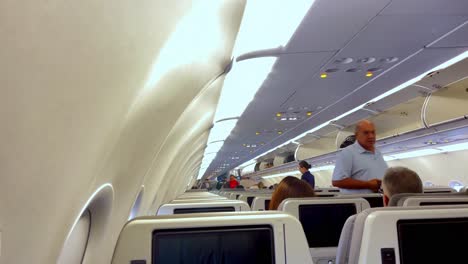 Pasajeros-Subiendo-A-Un-Avión:-Una-Escena-Que-Captura-A-Los-Pasajeros-Entrando-Al-Interior-De-Un-Avión,-Preparándose-Para-Su-Viaje.