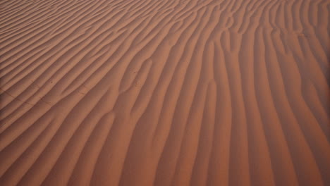 La-Arena-Del-Desierto-Se-Ondula-Bajo-Una-Puesta-De-Sol-Dorada,-Creando-Un-Patrón-Fascinante.