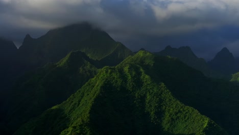 Sonnenuntergang-Licht-Hoch-Aufragende-Berggipfel-Tal-Stadt-Dorf-Teahupoo-Tahiti-Französisch-Polynesien-Luftdrohne-Ansicht-Unglaublich-Dunkle-Wolken-Insel-Landschaft-Moorea-Bora-Bora-Papeete-Kreis-Rechts