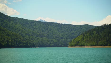 blue-green-waters-of-Lake-Bicaz-in-western-Romania,-a-summertime-recreational-hotspot