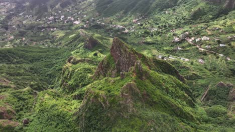 Vista-Aérea-Del-Verde-Interior-De-La-Isla-De-Santiago,-Cabo-Verde,-Colinas-Y-Casas-De-Pueblo,-Disparo-De-Drone