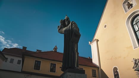 Statue-of-Gregory-of-Nin-against-a-bright-blue-sky-in-Varaždin,-Croatia