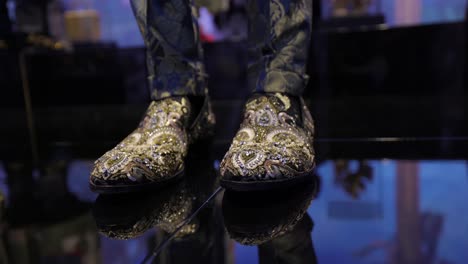 Zapatos-Mocasines-De-Hombre-Adornados-Y-Bordados-Con-Cristales-De-Dolce-Y-Gabbana-En-Exposición-De-Moda-En-Milán,-Italia