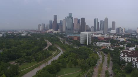 Drohnenaufnahme-Der-Innenstadt-Von-Houston,-Des-Buffalo-Bayou-Und-Der-Umgebung