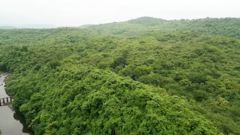 Estación-De-Colina-Verde-En-Temporada-De-Lluvias-Vista-De-Drones-En-Konka