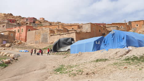 Tiendas-De-Campaña-Azules-Proporcionadas-Por-El-Gobierno-Marroquí-Después-Del-Terremoto-Que-Azotó-El-Pueblo.