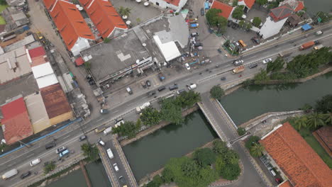 Der-Verkehr-Fließt-Entlang-Der-Wasserstraßen-Von-Nord-Jakarta-In-Batavia,-Indonesien