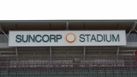 Suncorp-Stadionschild-An-Der-Außenseite-Des-Mehrzweckstadions-Von-Brisbane-In-Milton,-Nahaufnahme