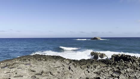 Sea-Testigo-De-Las-Poderosas-Olas-Rompiendo-Contra-La-Costa-Rocosa-En-El-Camino-Del-Estado-De-Laie-Point-En-Oahu,-Hawaii