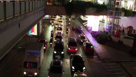 Bangkok-Con-Mucho-Tráfico-En-La-Calle-Por-La-Noche-Con-Luces-De-Colores,-Automóviles-Y-Motocicletas