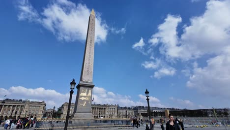 Obelisco-De-Luxor-En-El-Centro-De-La-Plaza-De-La-Concordia,-París-En-Francia