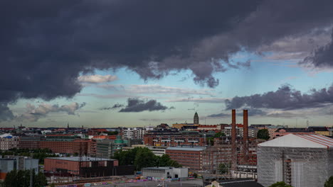 Zeitraffer-Eines-Regenbogens-Und-Regenwolken,-Die-über-Dem-Kallio-Viertel-Von-Helsinki-Rollen