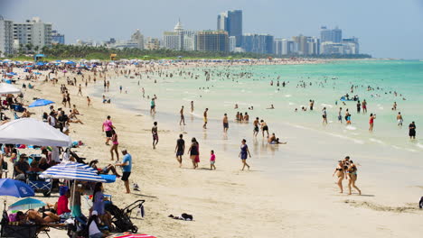 Miami-Beach-In-Florida,-USA,-Mit-Der-Skyline-Von-Miami-Im-Hintergrund