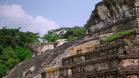 Palenque-Chiapas-Der-Palast-Schwenken-An-Sommertag-Zwischen-Bäumen-Maya-Kultur