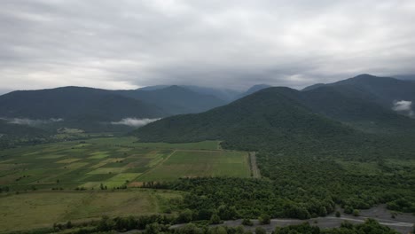 4k:-Drohne-Fängt-An-Einem-Bewölkten-Tag-Die-üppig-Grünen-Berge-Im-Osten-Georgias-Ein