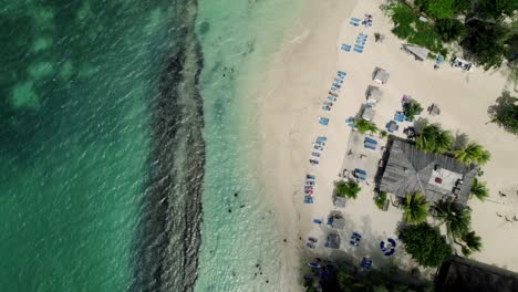 Langsames-Schwenken-Eines-Tropischen-Strandes-Mit-Blauem-Himmel-Und-Türkisfarbenem-Wasser-In-St.