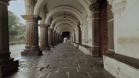 Adéntrate-En-La-Historia:-Columnas-De-Piedra,-Arcos-Y-Secretos-Te-Esperan-En-Este-Pasadizo-Atemporal.