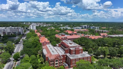 Gebäude-Der-Universität-Von-Florida-Mit-Roter-Backsteinfassade