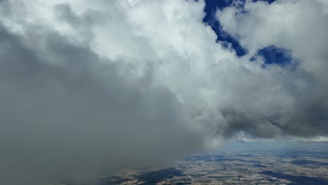 Exklusiver-Piloten-POV,-Der-Unter-Einigen-Stürmischen-Wolken-In-Einem-Farbenfrohen-Himmel-Fliegt